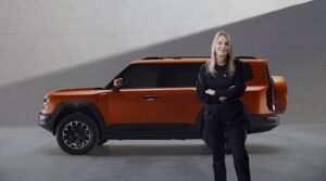 <div>La serie premium G de JETOUR presenta su nueva identidad visual «Cresta de Acero» dirigida por la legendaria diseñadora Paula Scher</div>